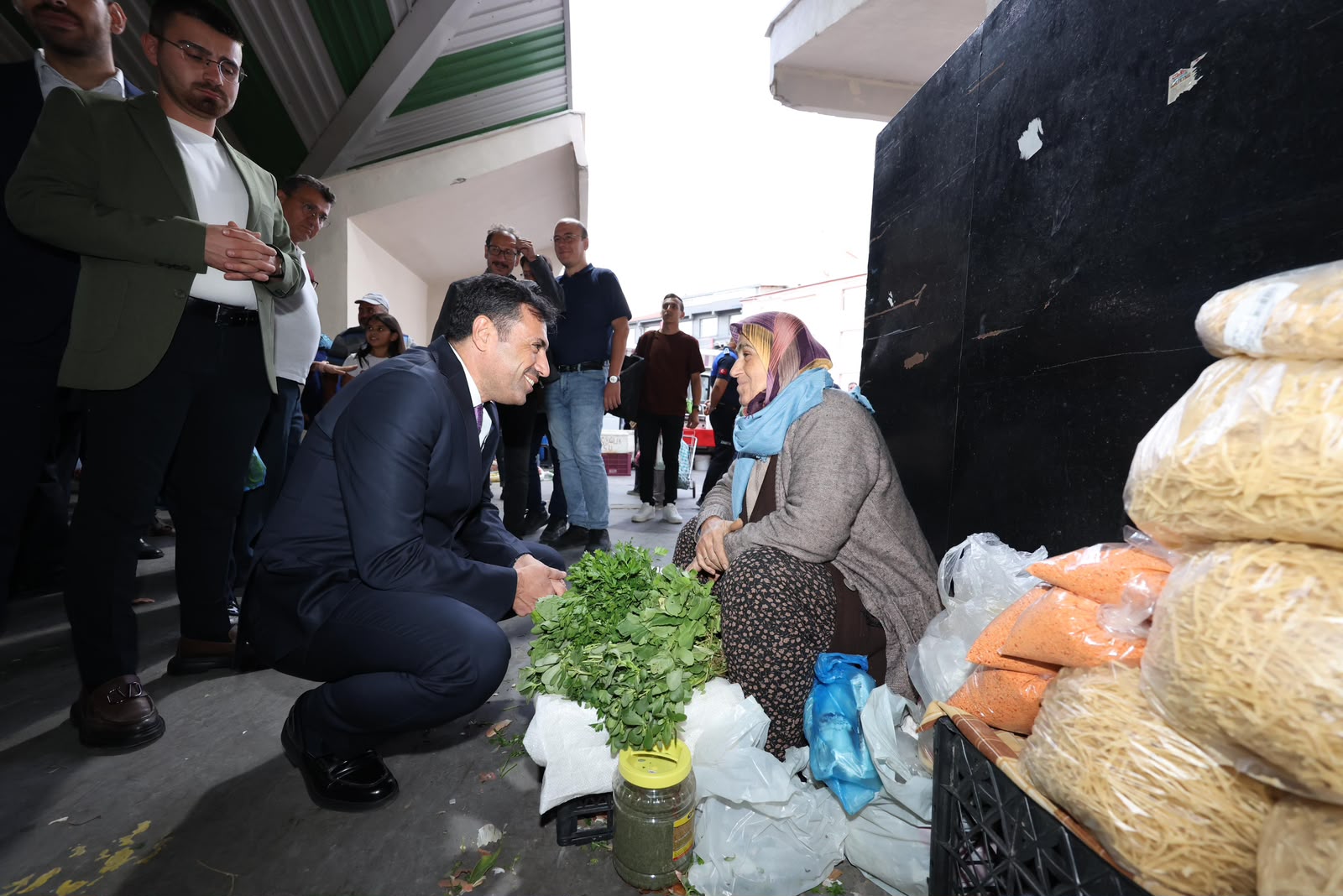 AK Parti Konya İl Başkanı Özgökçen pazarın nabzını tuttu