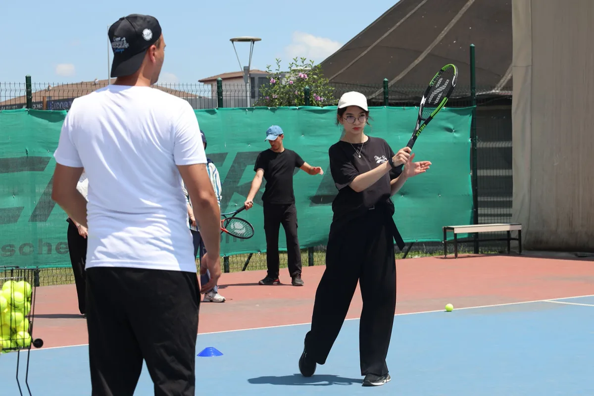 Sakarya’da Sonbahar Spor Okulu’nde tenis kursu açıldı