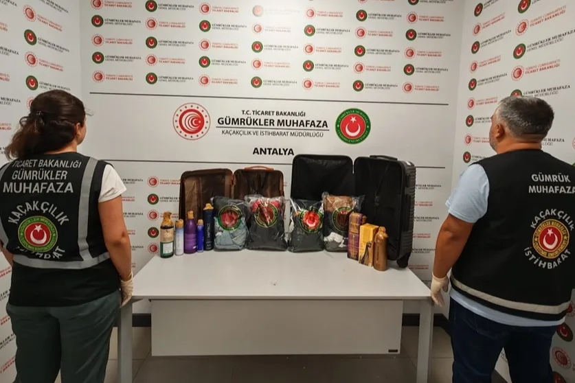 Antalya Havalimanı'nda 19 Kilo Likit Metamfetamin Ele Geçirildi