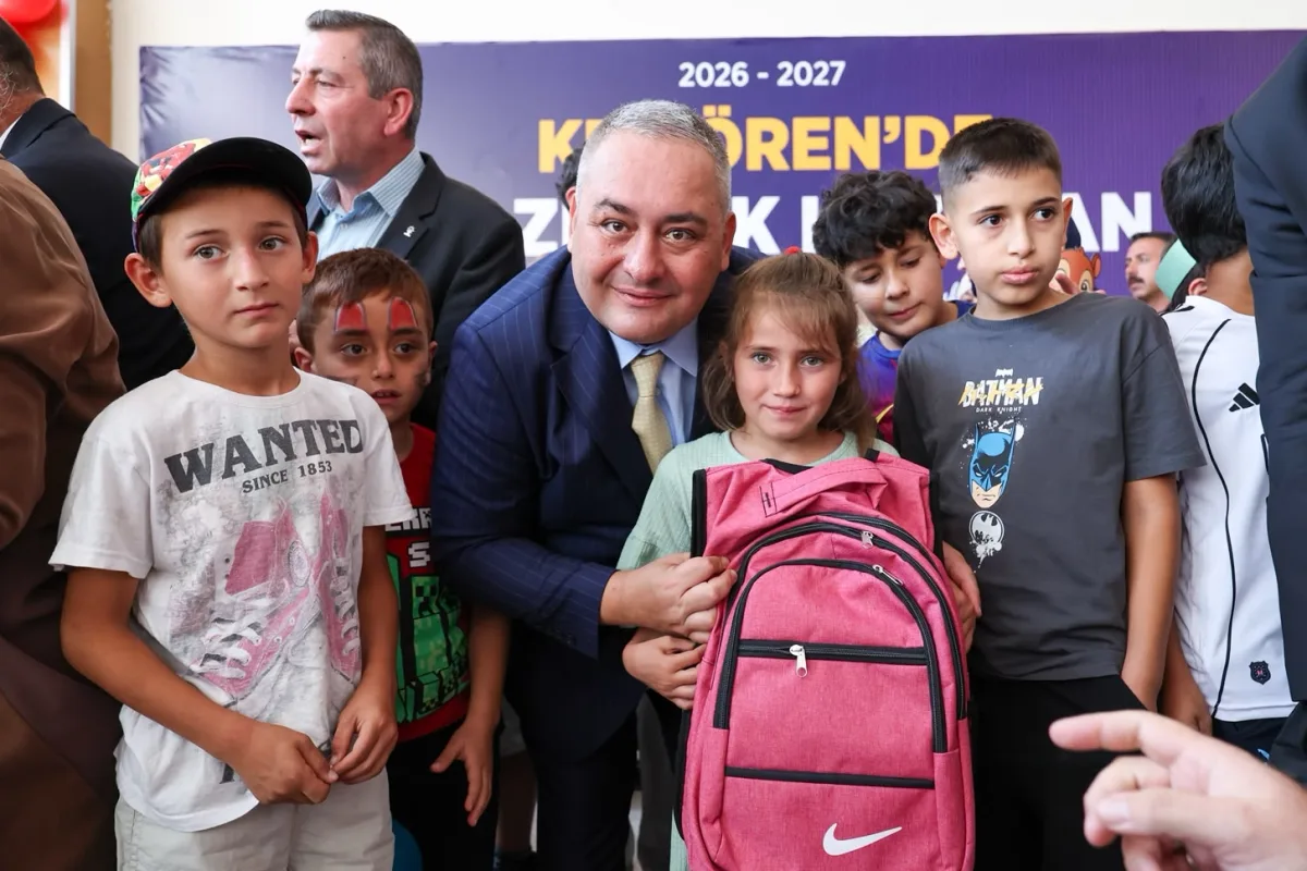 Keçiören'de ilk zil heyecanı: Öğrencilere çanta hediyesi