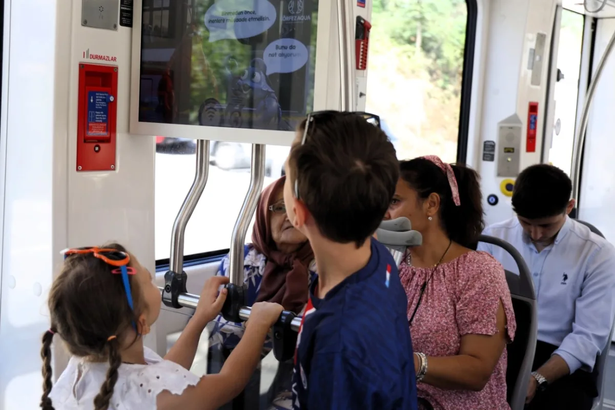 Kocaeli'de tramvayda Astakoz ve Mavi Yengeç'ten nezaket dersi