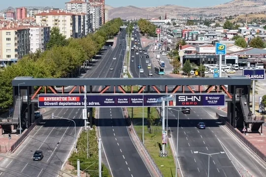 Kayseri Büyükşehir'den yaya güvenliği için yeni üstgeçit modeli