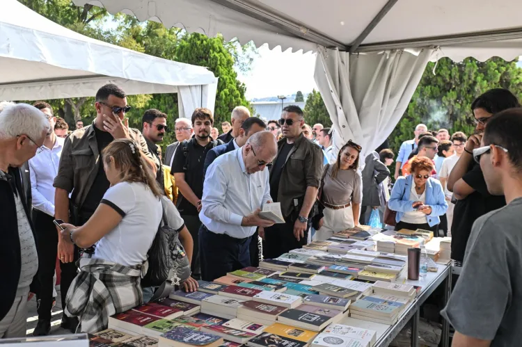 İzmir Kültürpark’ta kitap ve yazar buluşmaları sürüyor
