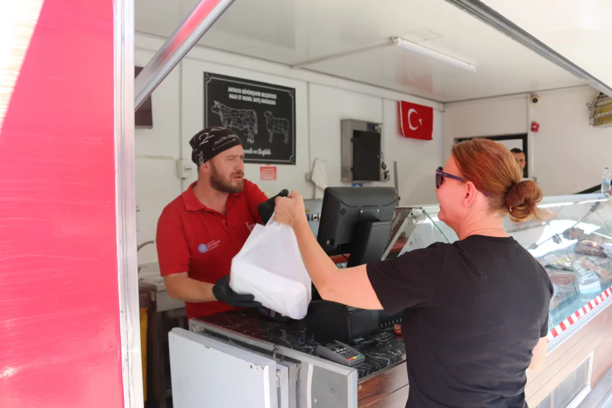 Antalya’da Halk Et Mobil Tırı ilçelerde 321 ton et sattı