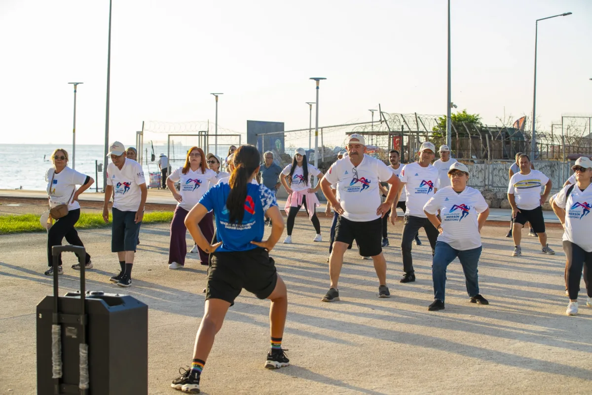 Mersin’de muhtarlarla sahilde sabah spor etkinliği