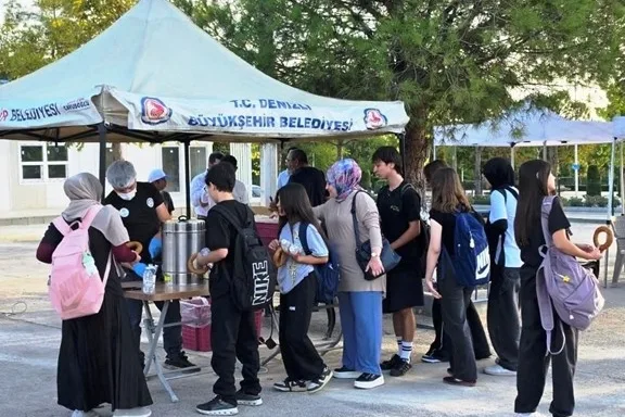 Denizli'de okul yolunda öğrencilere sıcak ikram