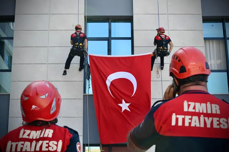 İzmir’de İtfaiye Haftası'nda nefes kesen tatbikat