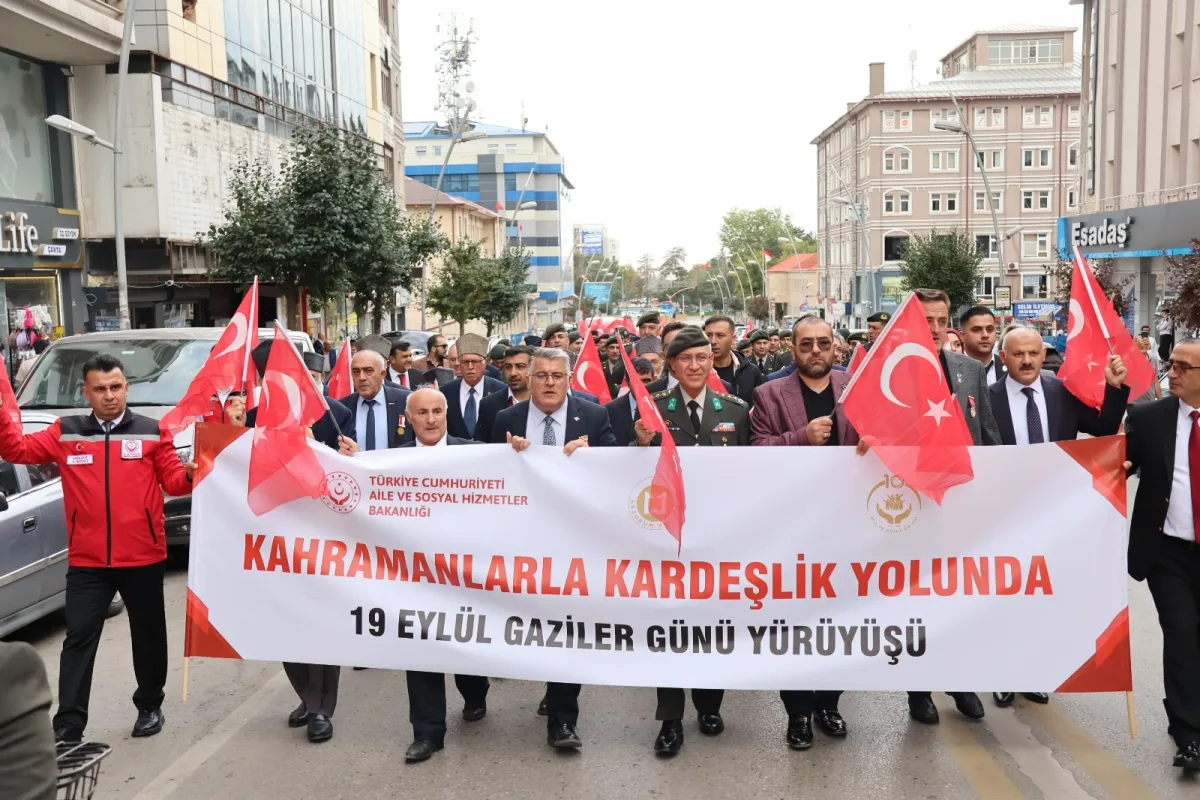 Erzurum’da Gaziler Günü Yürüyüşü Binlerceyle Düzenlendi
