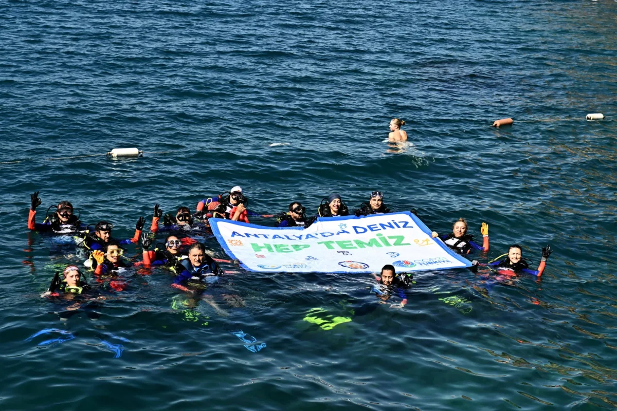 Muratpaşa’da gönüllü dalgıçlar deniz dibini temizledi