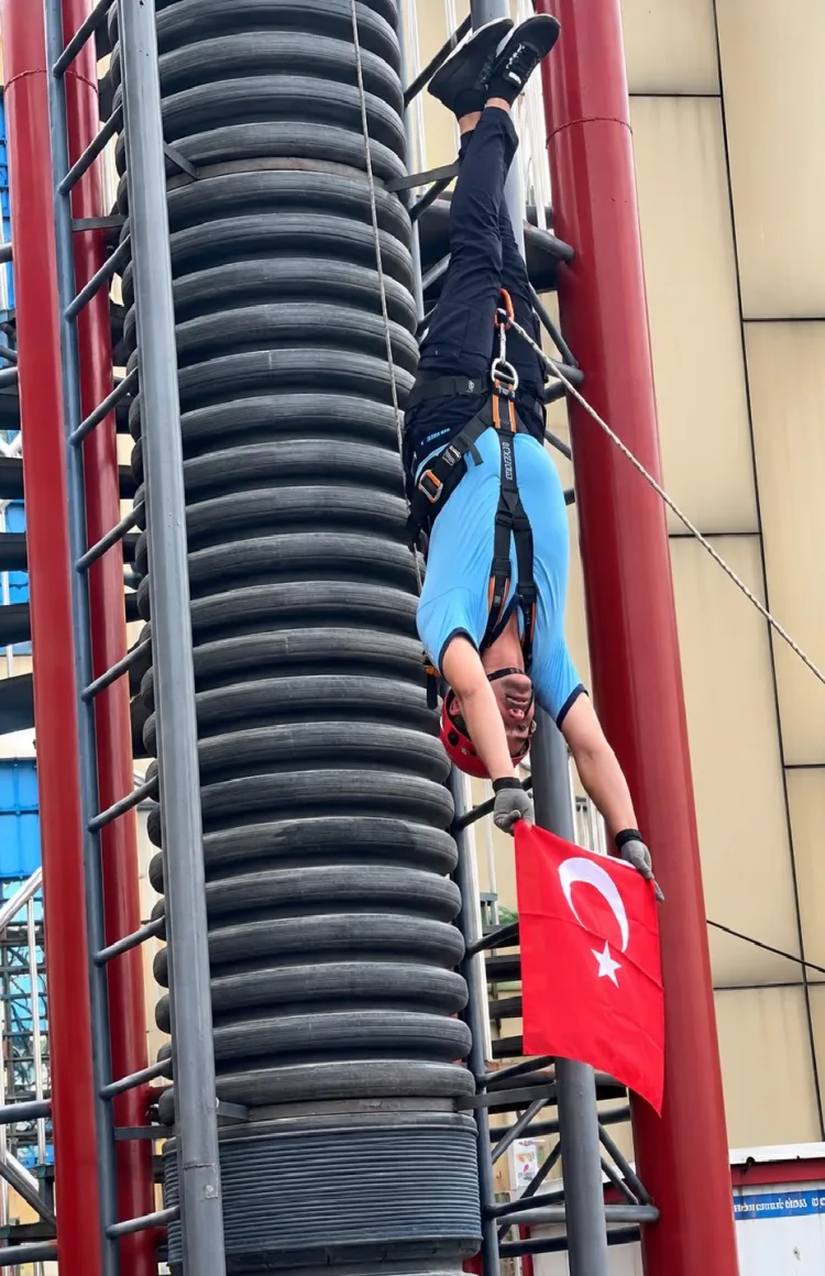 Gaziantepli itfaiyecilerden yüksek irtifa gösterisi