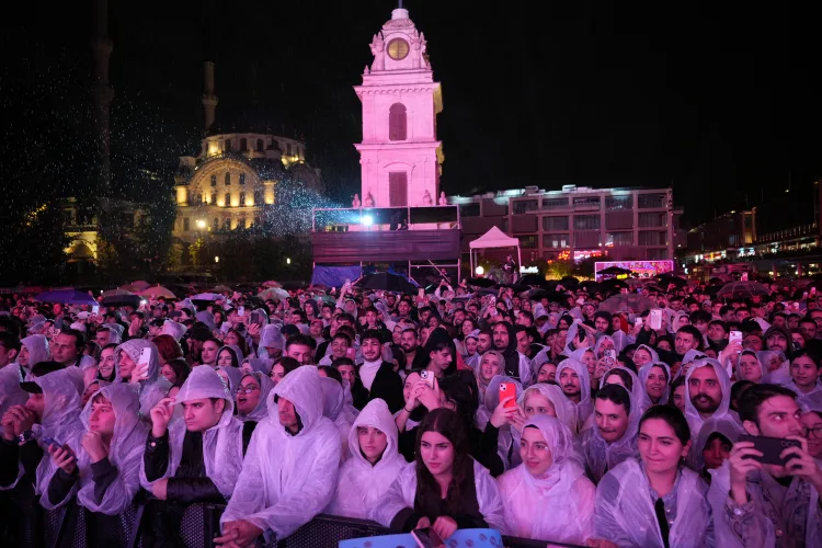 İstanbul'da Oğuzhan Koç şakıları yağmura eşlik etti