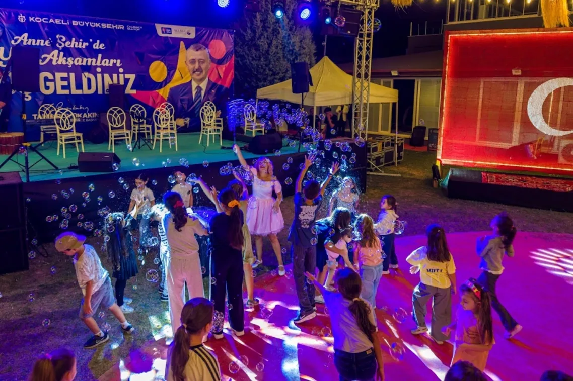 Kocaeli Anneşehir’de Sıra Gecesi Türkülerle Renkli