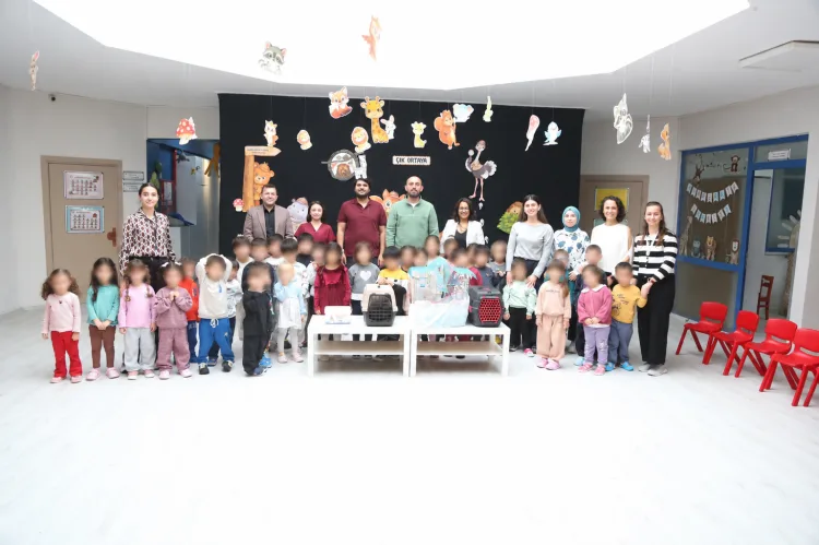 Veteriner olmak isteyen Çayıovalı minikler sokak hayvanları hakkında bilgi aldı