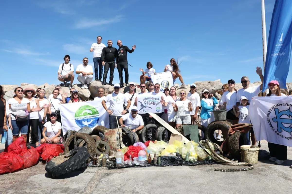Çeşme kıyılarından 1,5 ton plastik ve metal atık toplandı
