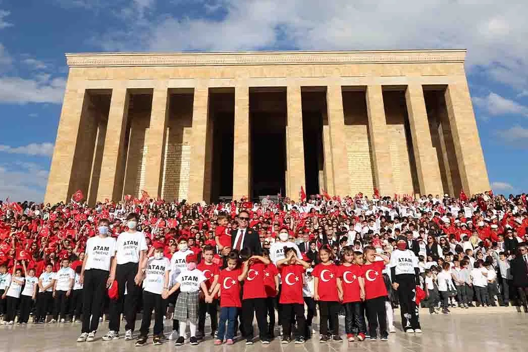 LÖSEV, Anıtkabir’de Atatürk’ü anarken lösemili çocukları çağırıyor