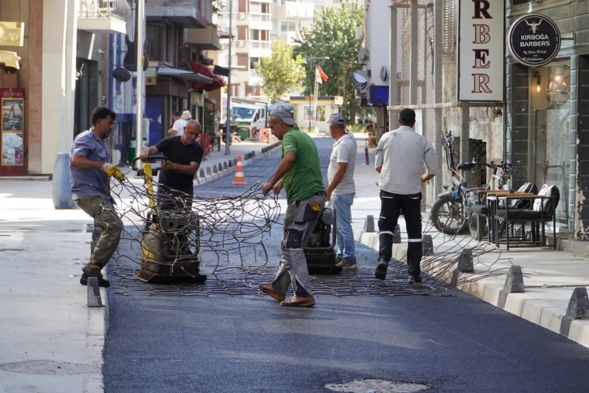 İzmir'de Cumhuriyet Bulvarı desenli asfaltla yenilendi