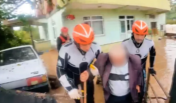 Karasu’da selde mahsur kalan 4 kişi kurtarıldı