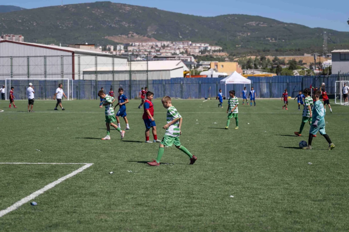 Bornova'da yenilenen Doğanlar Sahası U-12 şenliğiyle açıldı