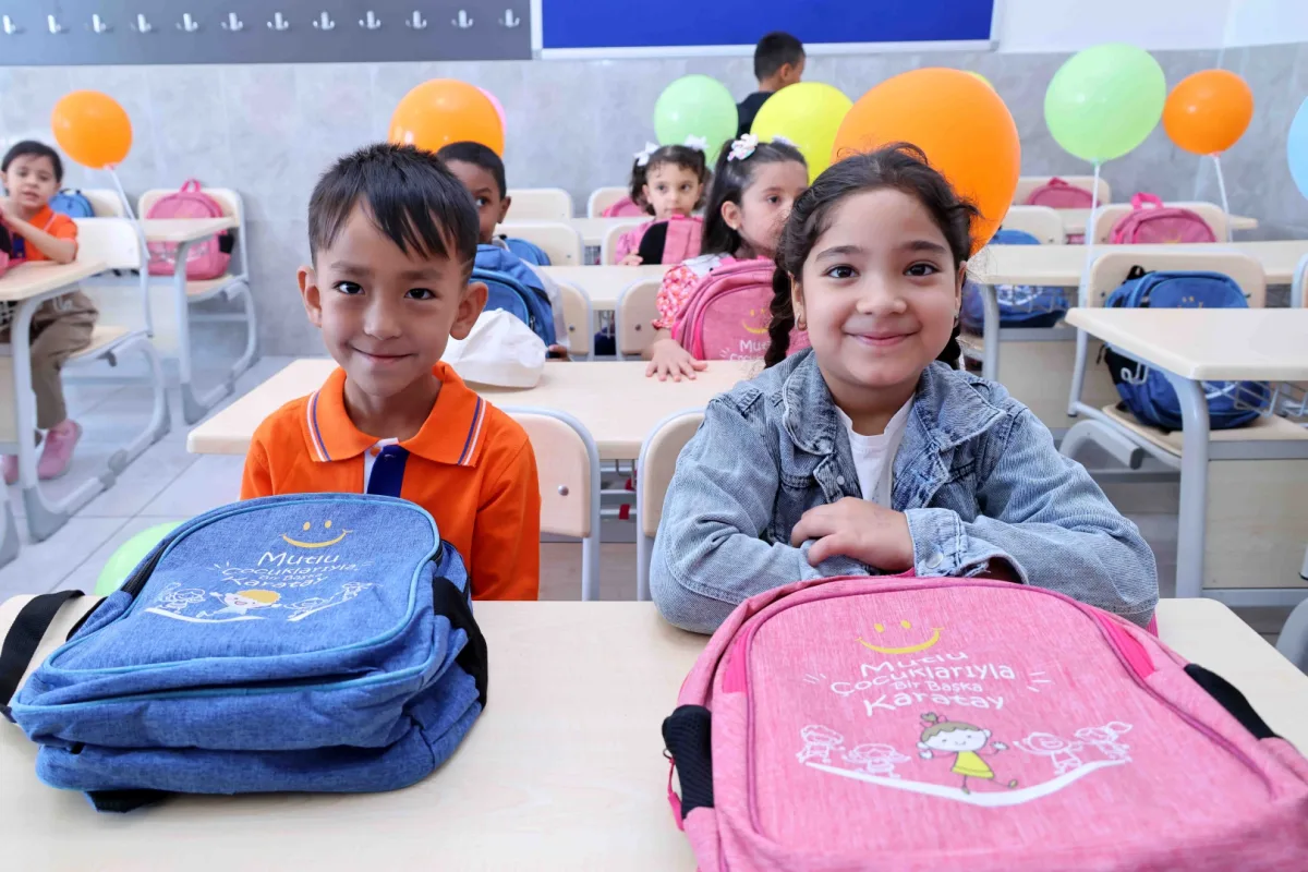 Karatay'da 9 bin ilkokul öğrencisine çanta hediyesi