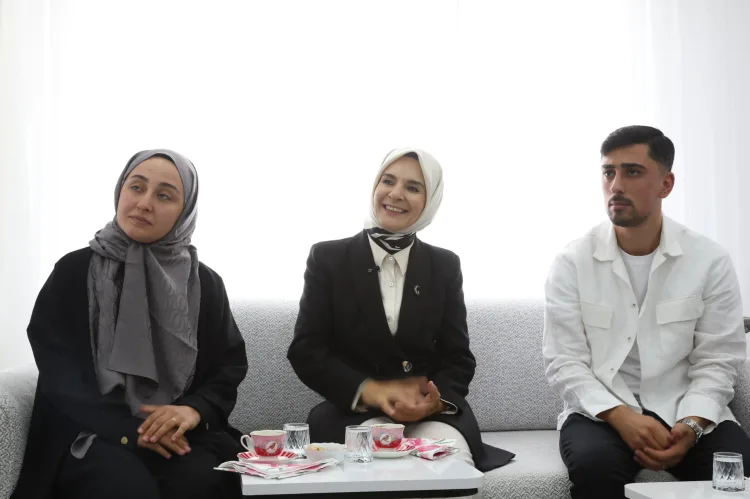 Bakan Göktaş, yeni evli çiftin ilk misafiri oldu