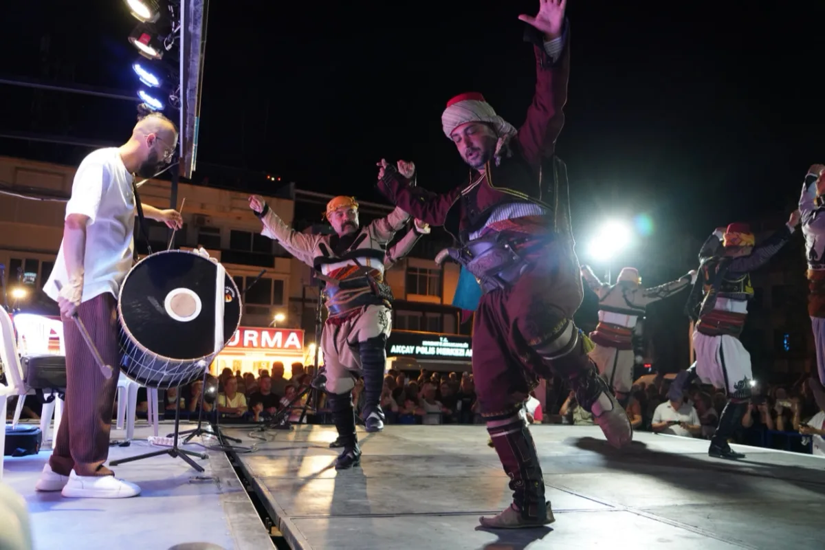 Türkiye'de ilk Asma Davul Festivali: Edremit'te 100 davul çaldı