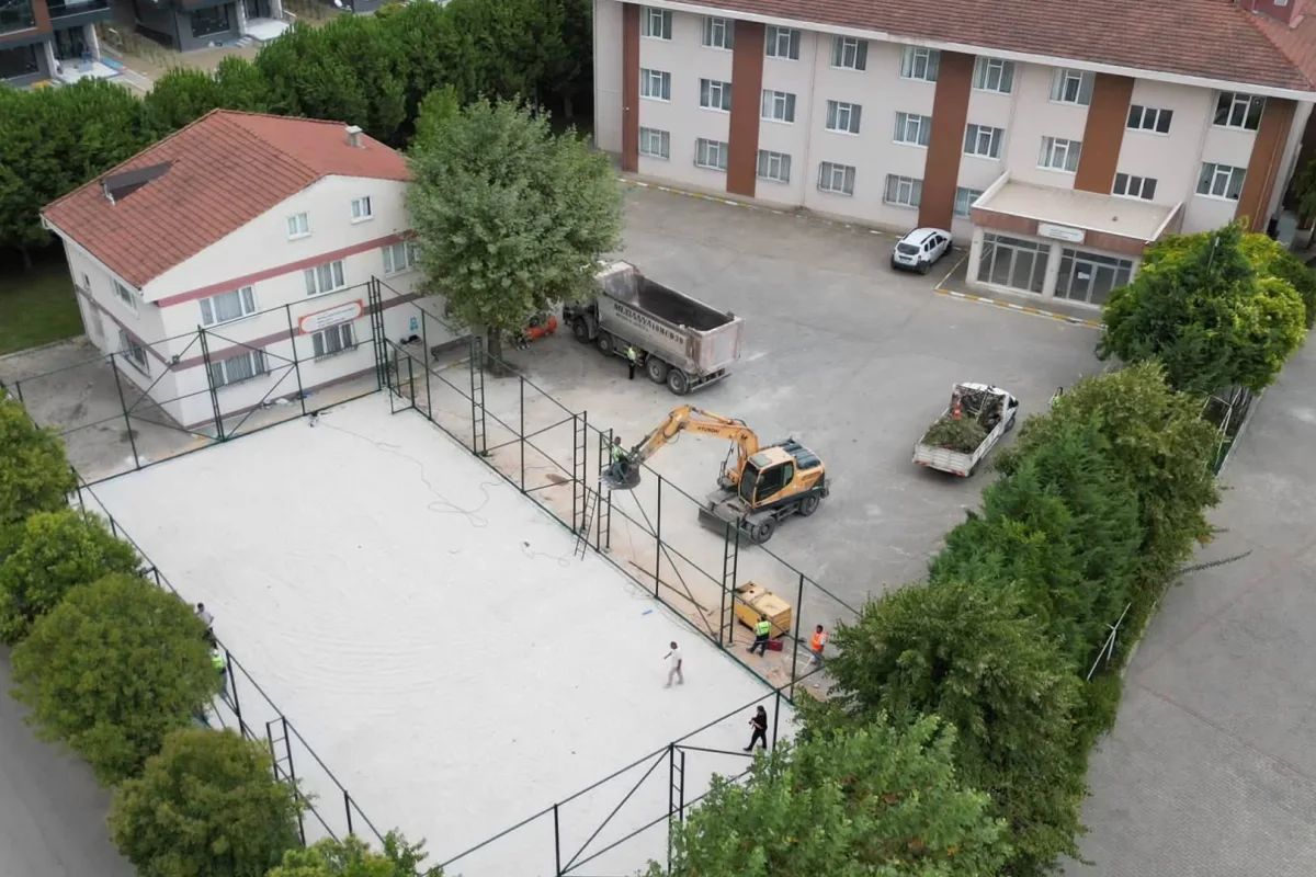 İnegöl'de Mediha Hayri Çelik Fen Lisesi'ne 500m² semt sahası