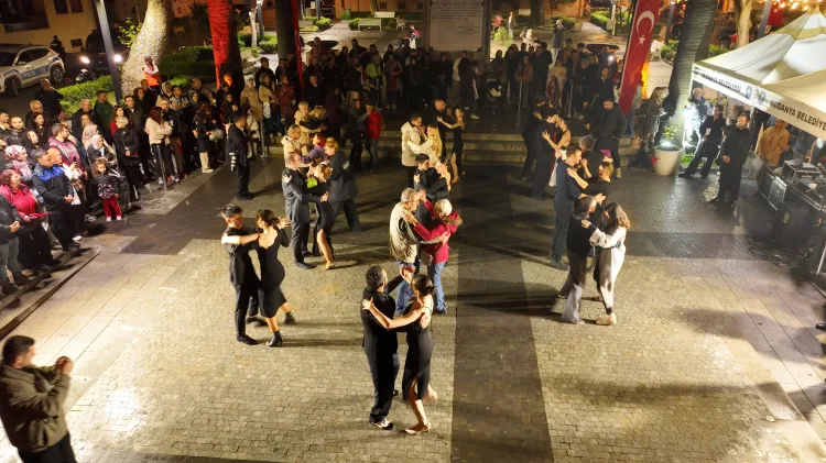 Mudanya'da yağmur altında Cumhuriyet valsi