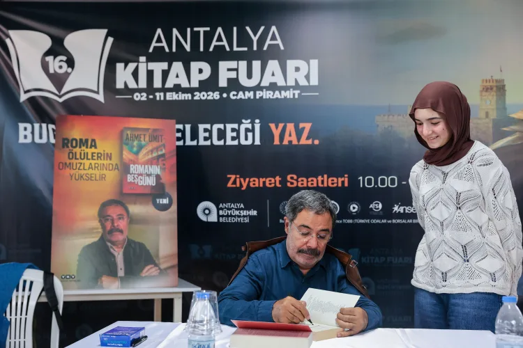 Antalya Kitap Fuarı’nda edebiyat rüzgarı sürüyor