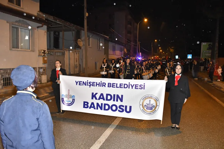 Bursa Yenişehir'in Kadın Bandosu, Pazaryeri'nde sahne aldı
