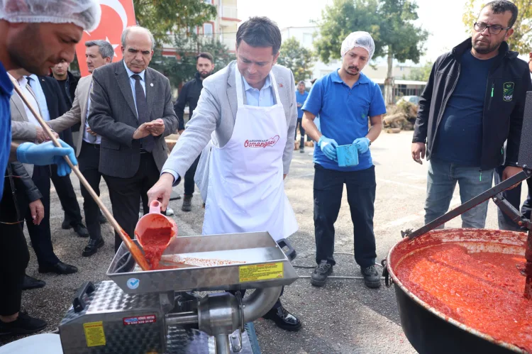 Bursa Osmangazi'de imece salça bereketi! 180 aileye kışlık destek