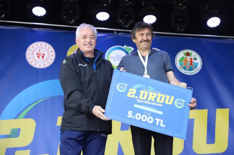 Ordu Yarı Maratonu'nda şampiyonlar ödüllerini aldı