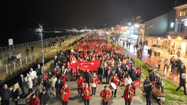 Mudanya'da yağmur altında Cumhuriyet valsi