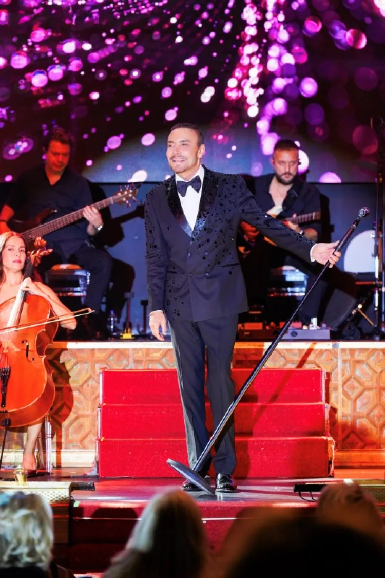 Cenk Eren’den mikrofonsuz muhteşem performans