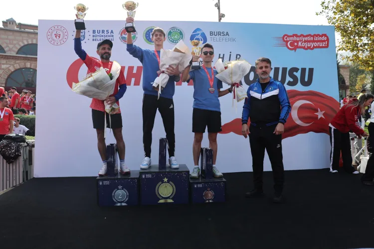 Binlerce Bursalı Cumhuriyet'e koştu