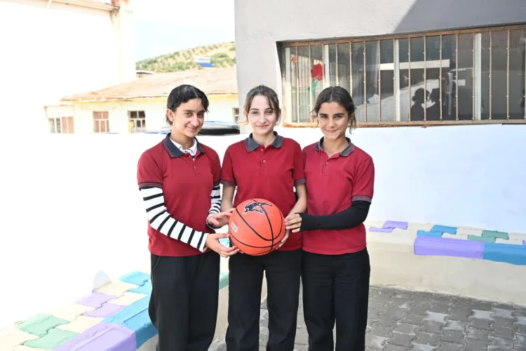 Manisa Büyükşehir'den okulların spor altyapısına takviye