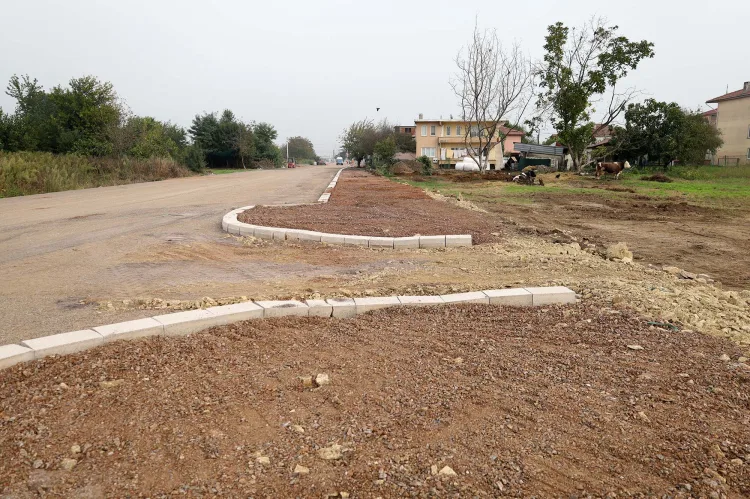 Sakarya Hanlı-OSB duble yolunda önce kaldırım ve bisiklet yolu