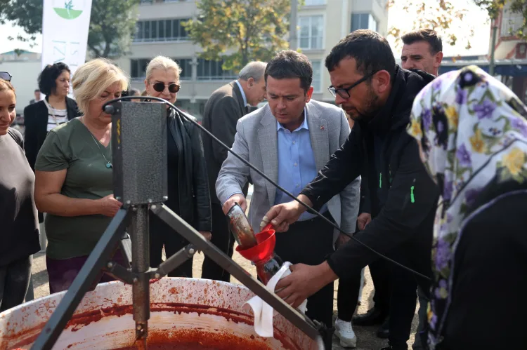 Bursa Osmangazi'de imece salça bereketi! 180 aileye kışlık destek