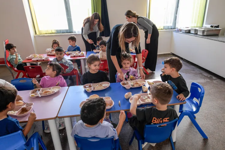 Büyükşehir Yuvamız İzmir’deki minikleri unutulmuyor