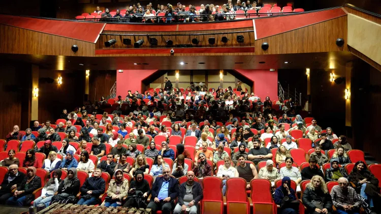 Sakarya'da 'Kayık Dünya' tiyatro oyunu sanatseverlerle buluştu