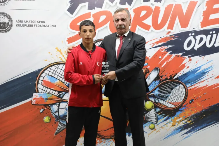 Ağrı’da sporun enleri ödül töreni coşkuyla tamamlandı... ASKF’den 13 isme ödül