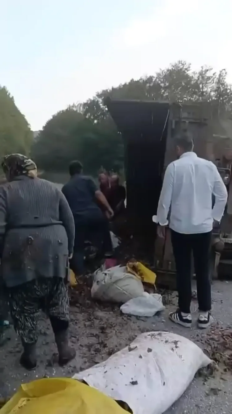 Düzce’de fındık işçilerini taşıyan traktör devrildi: 11 yaralı