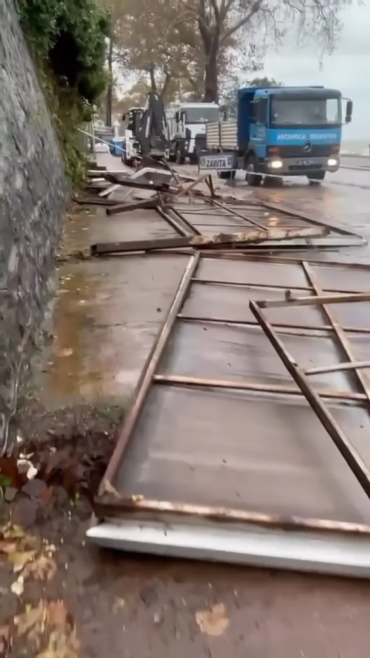 Düzce Akçakoca'da fırtına tabelaları devirdi