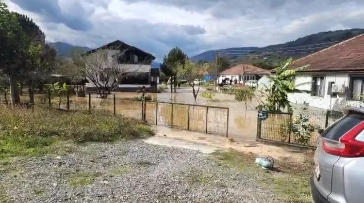 Düzce’de sağanak yağış su baskınlarına neden oldu