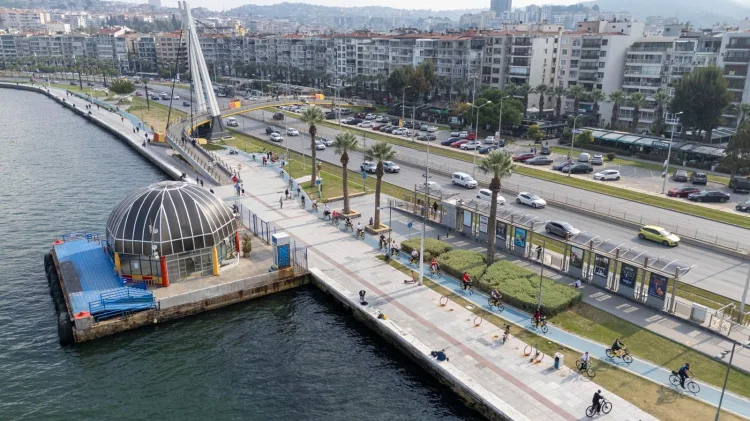 İzmir’de Cumhuriyet coşkusu engelleri aştı