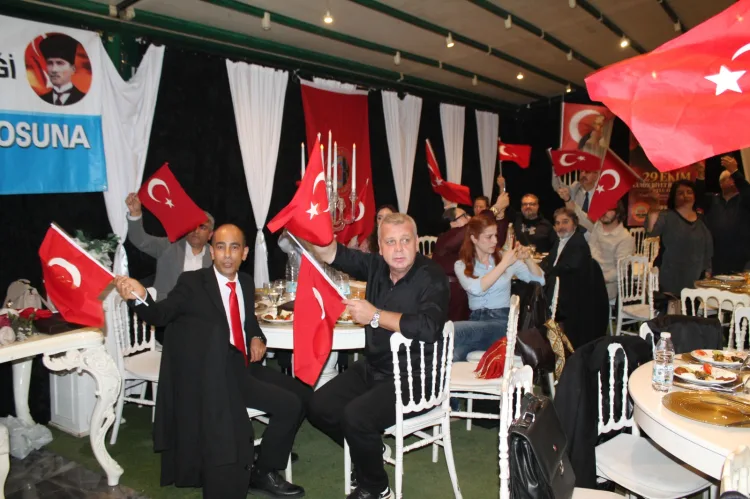 Bursalı emekliler Cumhuriyeti böyle kutladı