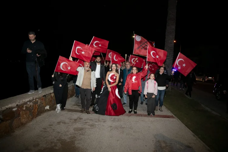 Güzelbahçeliler 'Cumhuriyet Yürüyüşü'nde buluştu