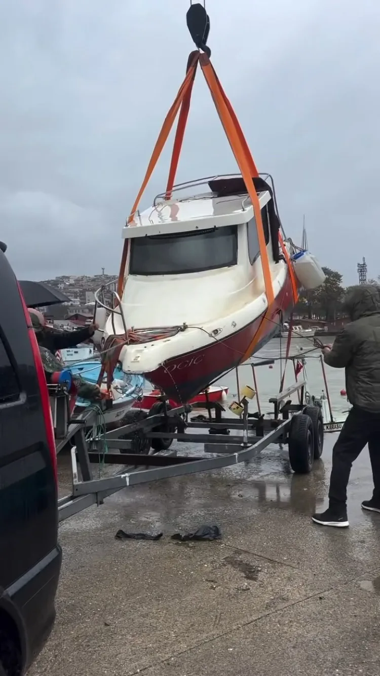 Akçakoca Limanı'nda tekne battı!
