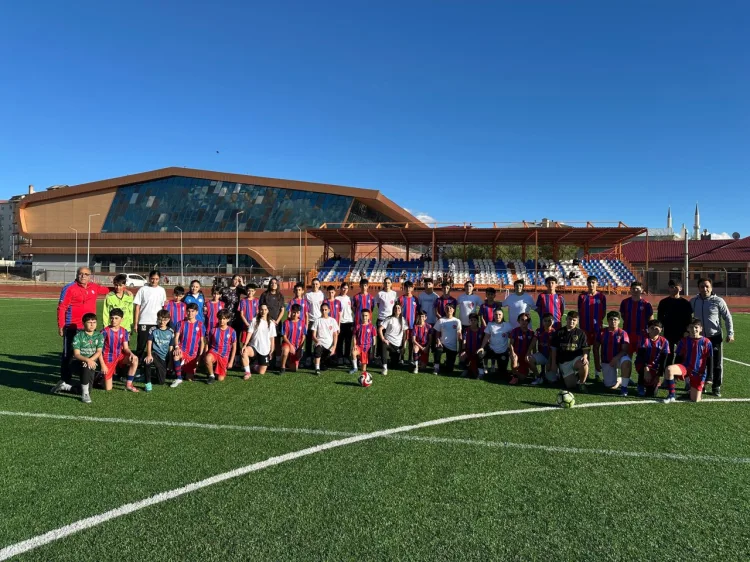 Ağrı’da Amatör Spor Haftası’nda anlamlı dostluk maçı