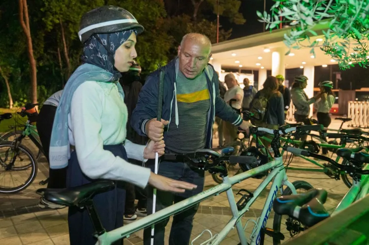 İzmir'de görme engelliler Kültürpark’ta pedal çevirdi