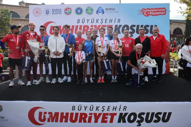 Binlerce Bursalı Cumhuriyet'e koştu